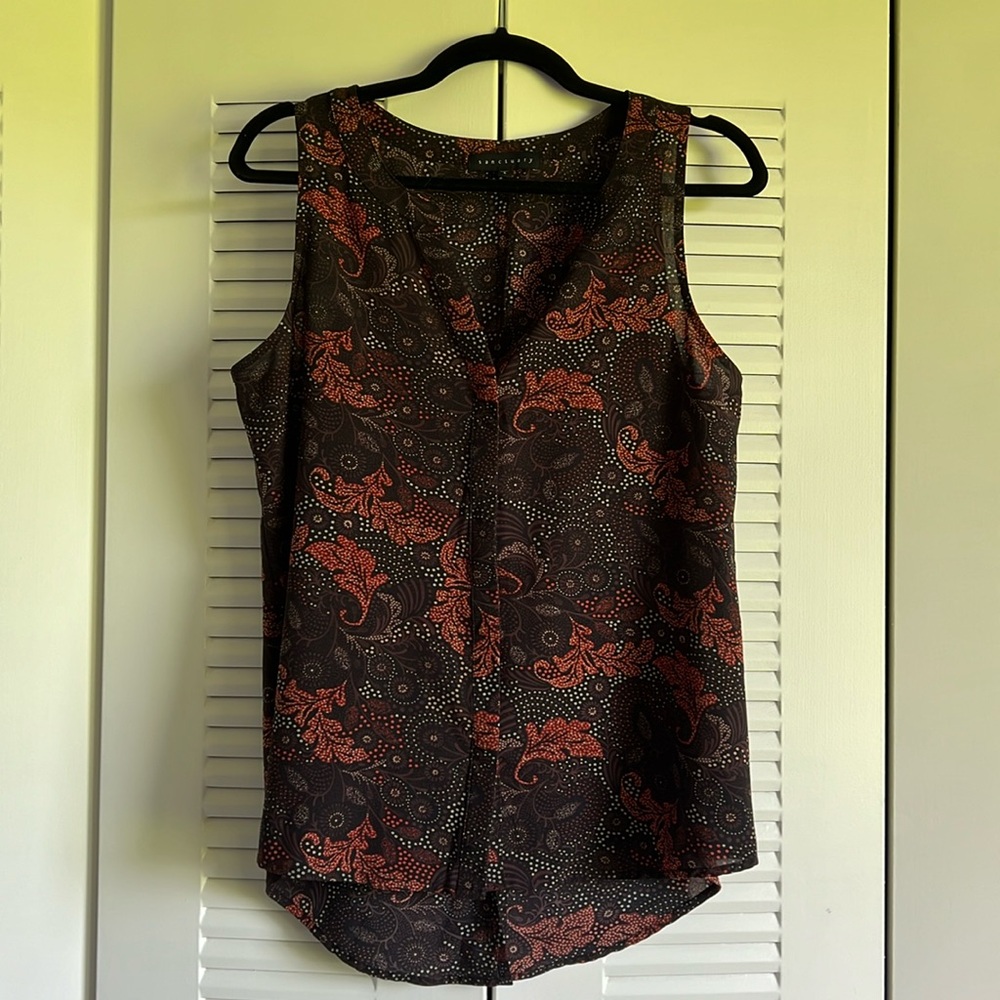 Sanctuary, sleeveless women’s button, blouse, floral and leaf design size large.
